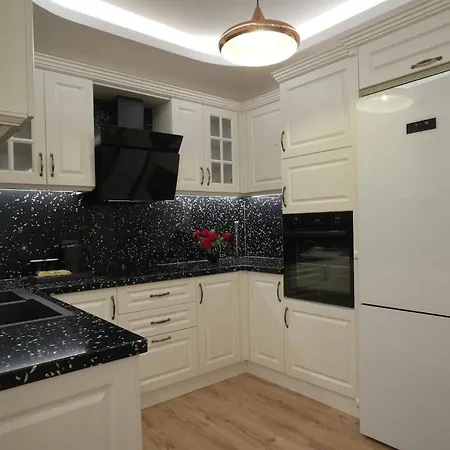 Apartment Modern 2-bedroom In Komuna E Parisit *
