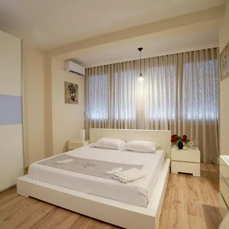 Apartment Modern 2-bedroom In Komuna E Parisit *