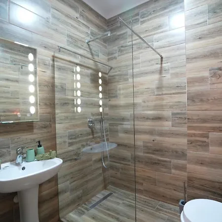 Modern 2-bedroom In Komuna E Parisit Apartment