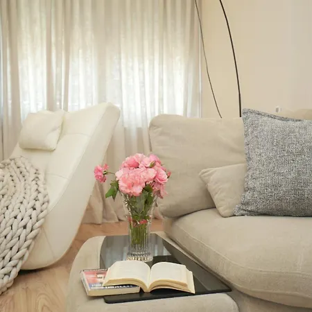 Modern 2-bedroom In Komuna E Parisit *